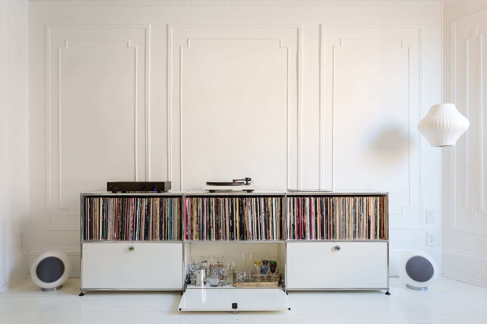 A USM credenza holds vinyl and booze. Music flows via a Pro-Ject Debut III turntable, a pair of Elipson Planet L speakers, and a Music Hall Audio amplifier.
-
Brooklyn, New York
Dwell Magazine : July / August 2017