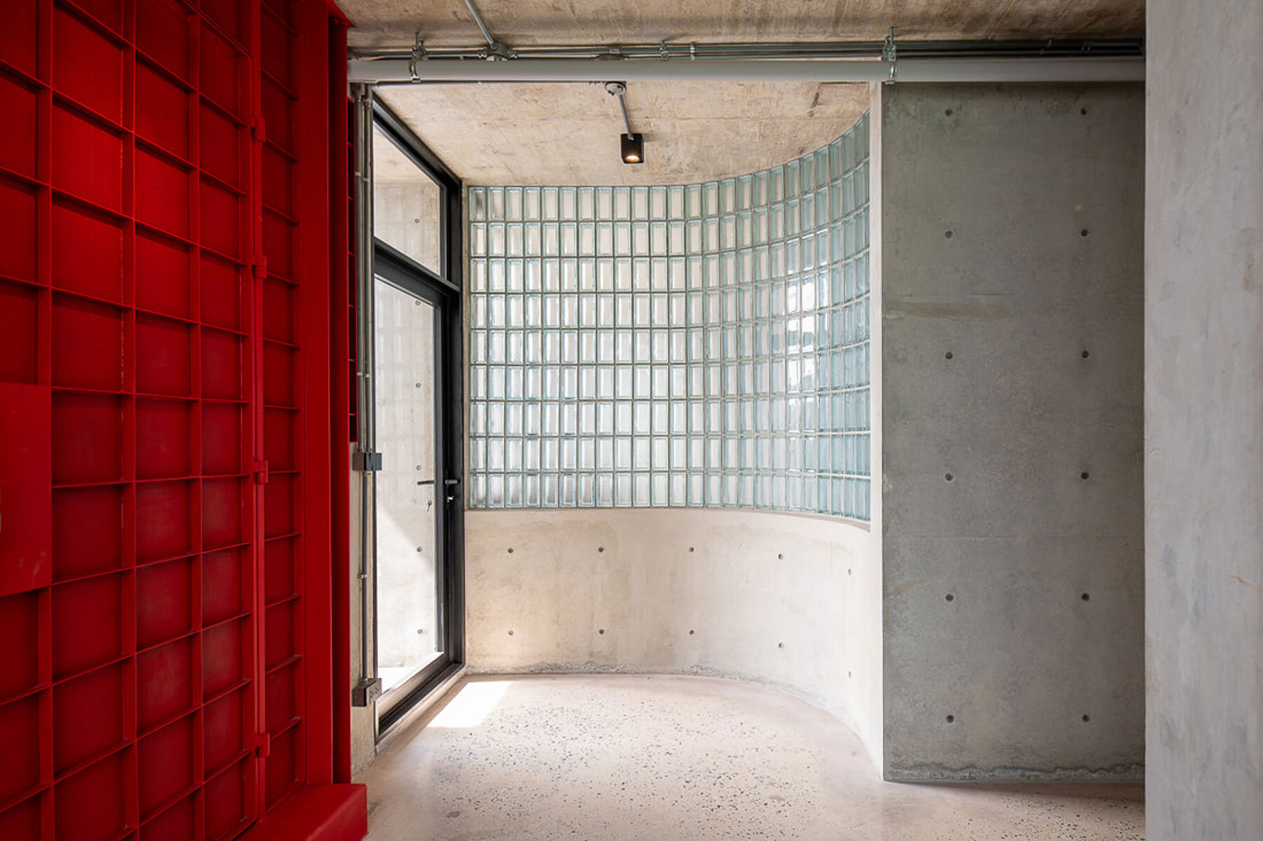 bangkok-studio-krubka-p-home-hybrid-residence-office-concrete-designboom-1800-3