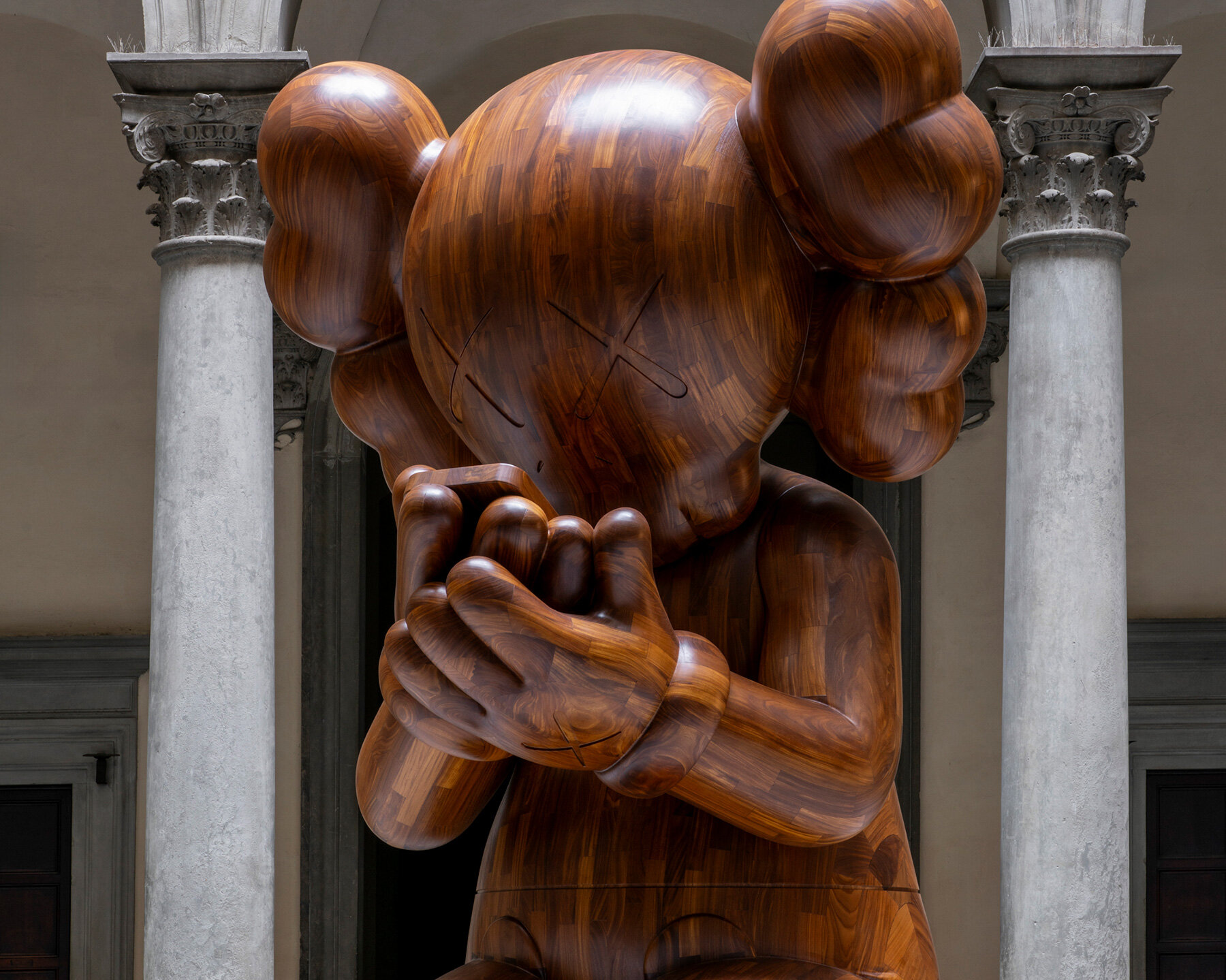 kaws-fra-angelico-message-installation-florence-italy-designboom-06a