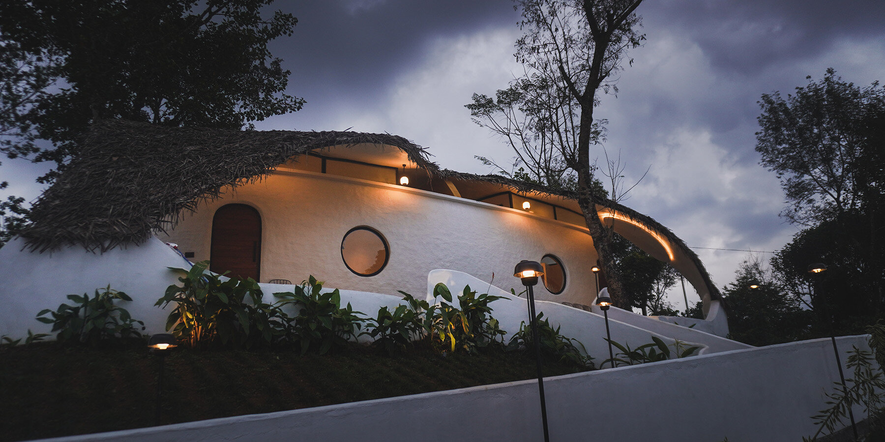 organic-shell-roof-mud-sculptural-eco-retreat-india-earth-embrace-raving-dots-studio-designboom-1800-3