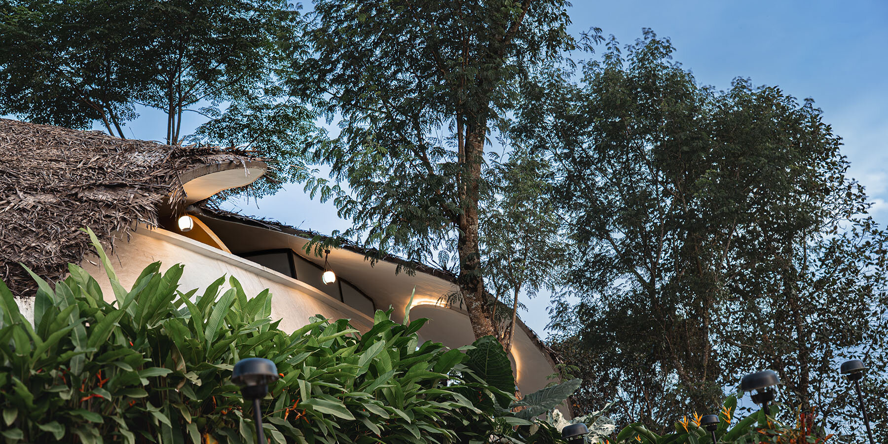 organic-shell-roof-mud-sculptural-eco-retreat-india-earth-embrace-raving-dots-studio-designboom-1800-4