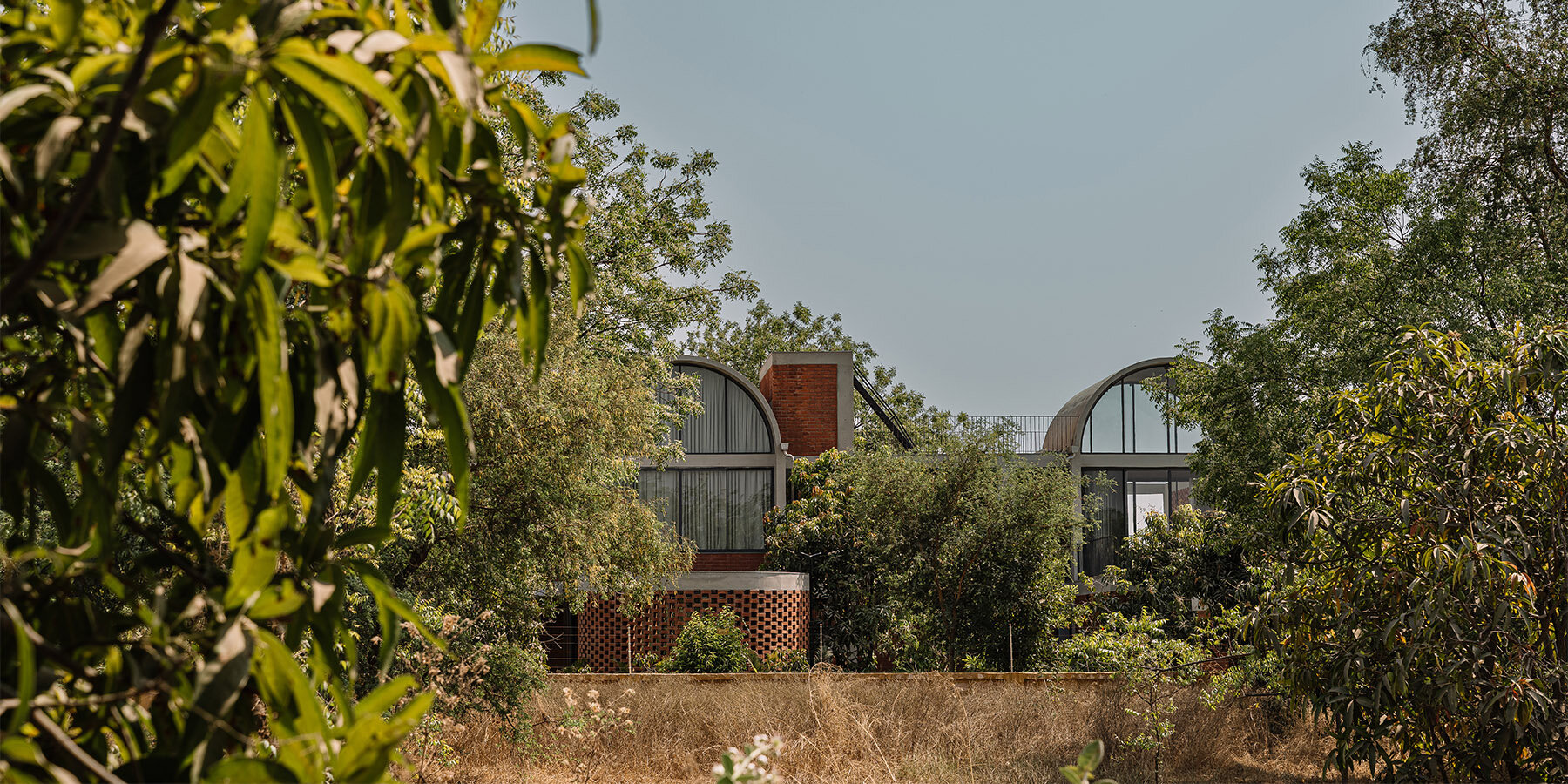 brick-concrete-three-vaults-ahmedabad-india-vaissnavi-shukl-designboom-1800-2