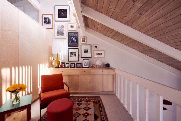 Kurtzman and Brower turned the transitional stair landing area into a now-loved library alcove and reading nook.