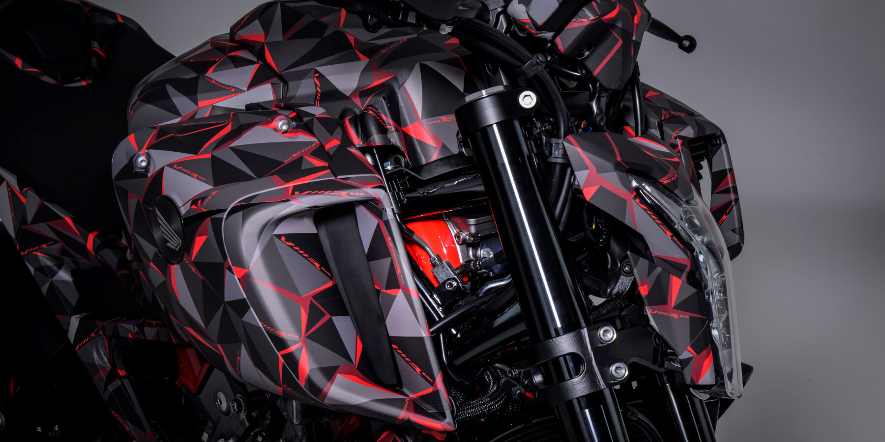 naked-motorcycle-honda-V3R-900-e-compressor-prototype-EICMA-2025-designboom-ban2